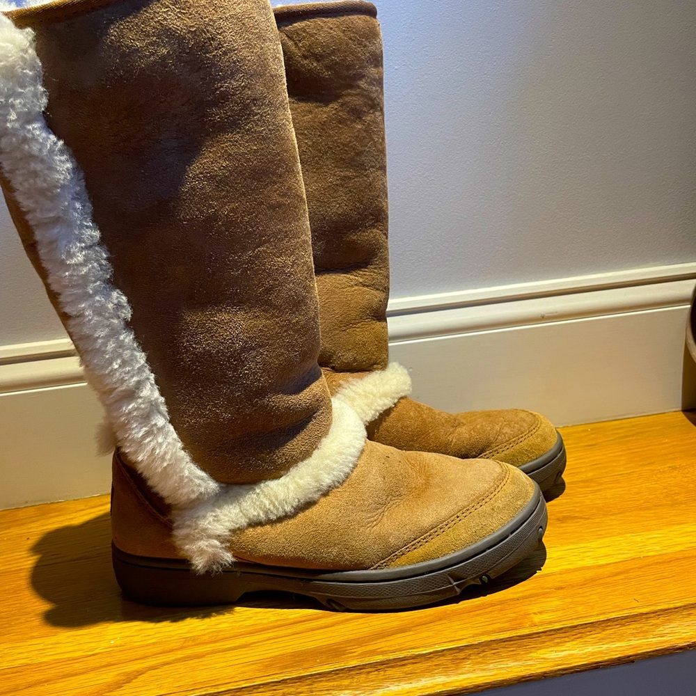 Ugg tall shearling with lugg sole W 10. Worn 2 times. Very warm Like new!